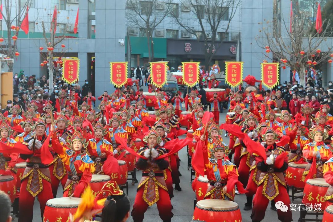 舞狮子、踩高跷、扭秧歌、打腰鼓 三川大地欢天喜...